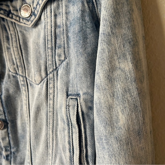 Forever 21 Jean Jacket Women's Size S Distressed Light Wash Blue Washed Denim - Picture 4 of 5